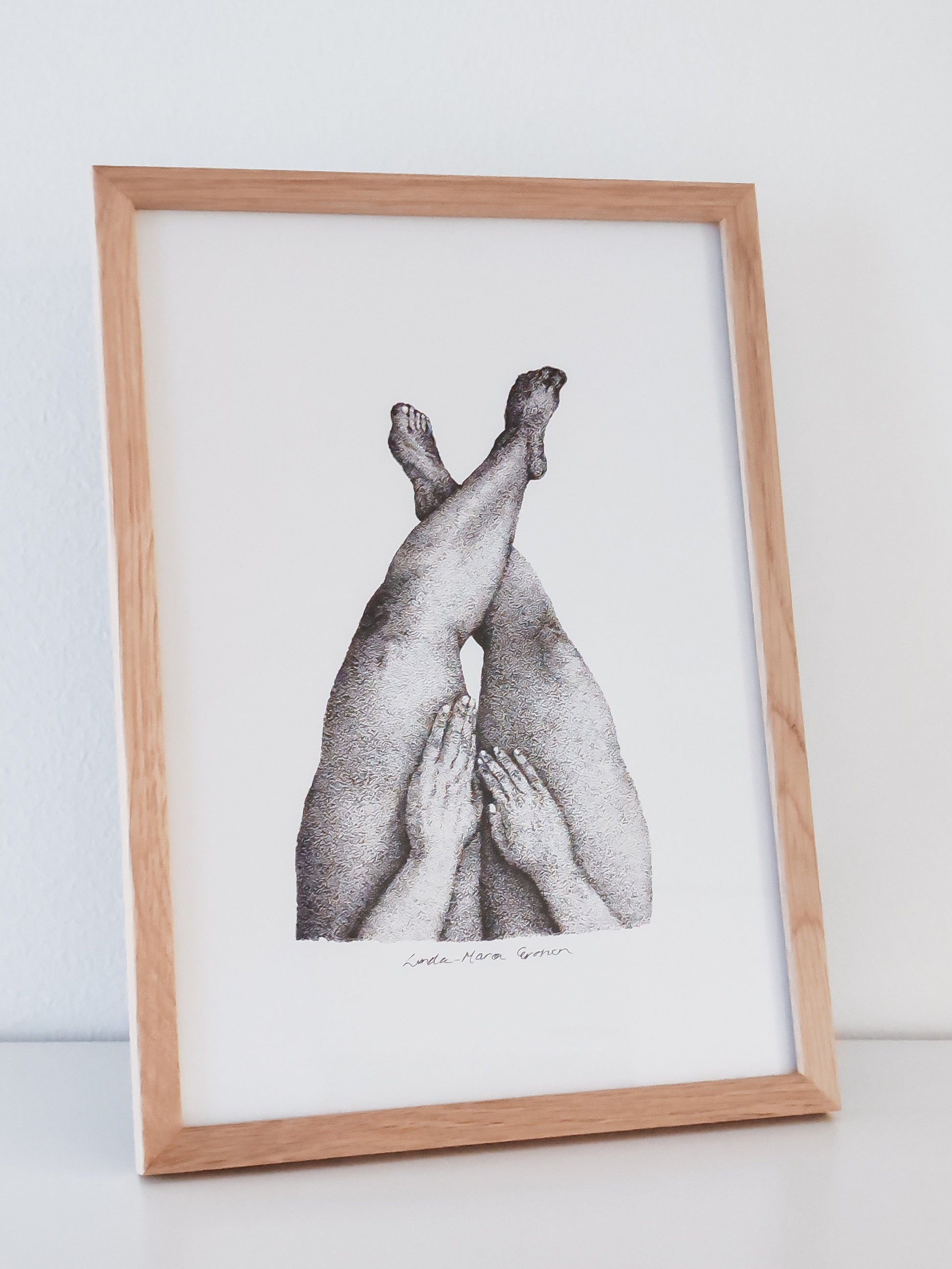 Delicate vartalokuva sisustusjuliste printti A4 koossa.
Toteutus tussikynällä pistetekniikalla eli stipling tyylillä. Tulostettu paksulle julistepaperille.

21cm x 29,7cm