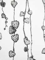 Herttalyhty köynnöskasvi juliste printti A4 koossa.
Toteutus tussikynällä, pistetekniikalla eli stipling tyylillä. Tulostettu paksulle julistepaperille.

21cm x 29,7cm